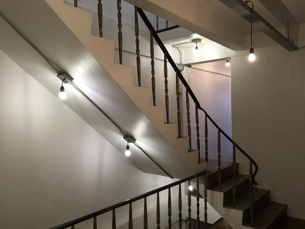 42 Guest House Бангкок Экстерьер фото